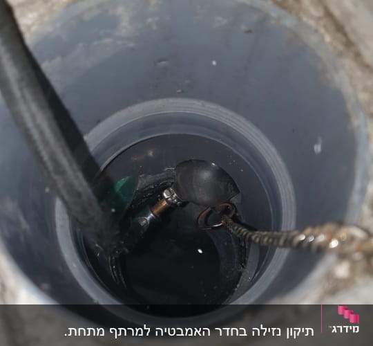 צינור עם חוטים וכלים לבדיקה בתוך פתח ביוב